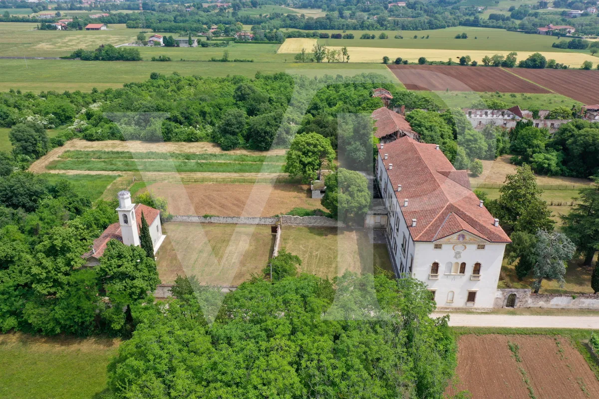 Impressive historic villa from the 1600s