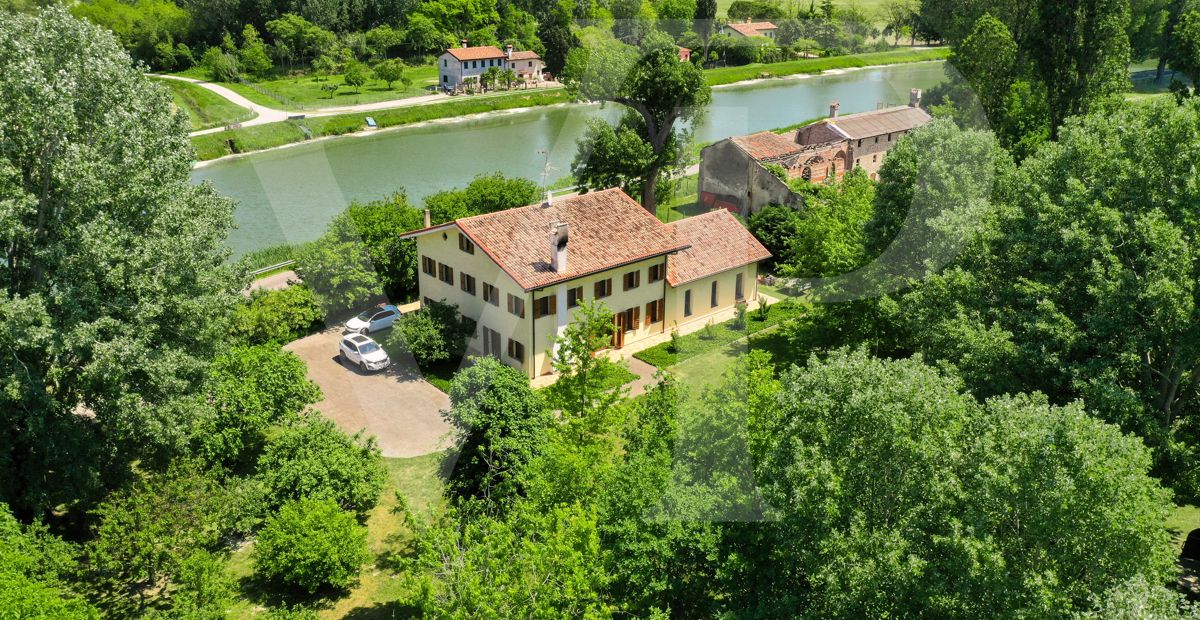 Wonderful Italian country-house perfectly renovated