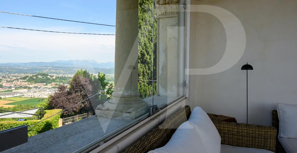 Charming and exclusive home on the main floor of the Loggia Valmarana