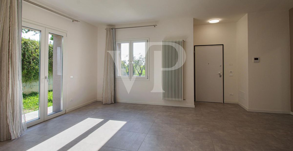 Splendida villa singola ristrutturata di recente con giardino privato