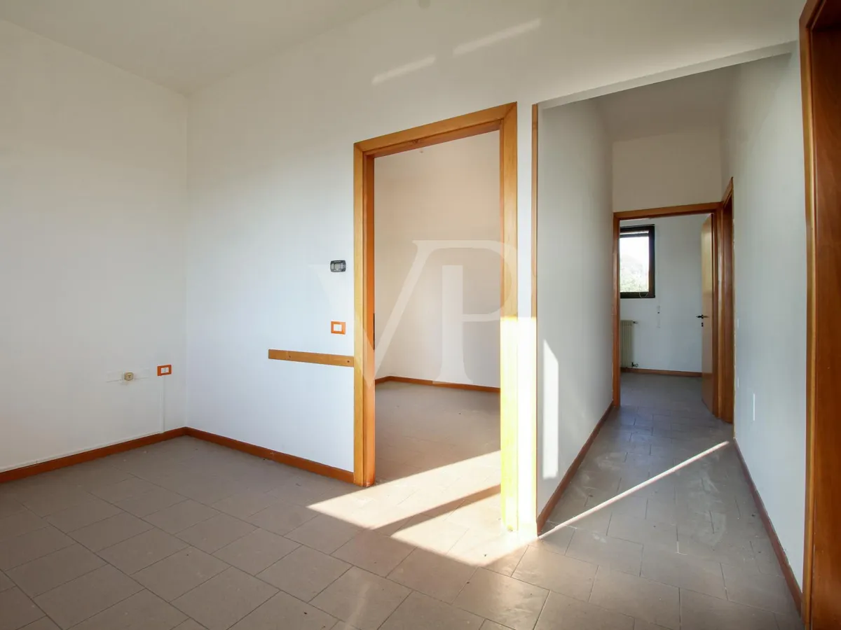 Das gesamte Gebäude mit 4 Gewerbeeinheiten im Erdgeschoss und 2 Büros im ersten Stock