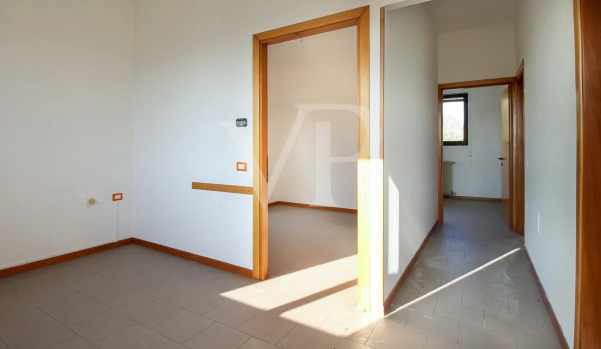 Intera palazzina con 4 unità commerciali al piano terra e 2 uffici al piano primo