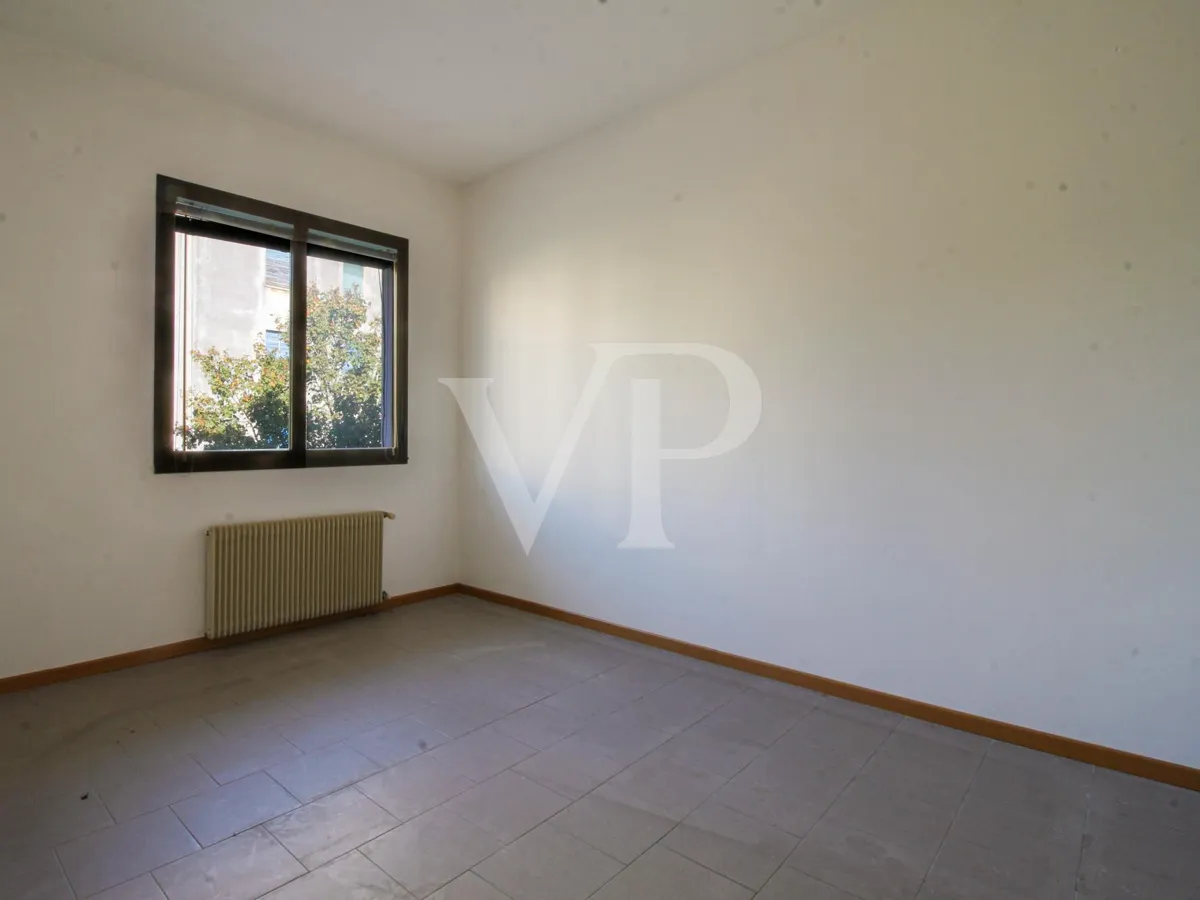 Das gesamte Gebäude mit 4 Gewerbeeinheiten im Erdgeschoss und 2 Büros im ersten Stock