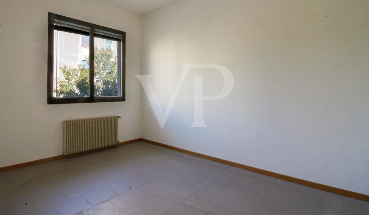 Intera palazzina con 4 unità commerciali al piano terra e 2 uffici al piano primo