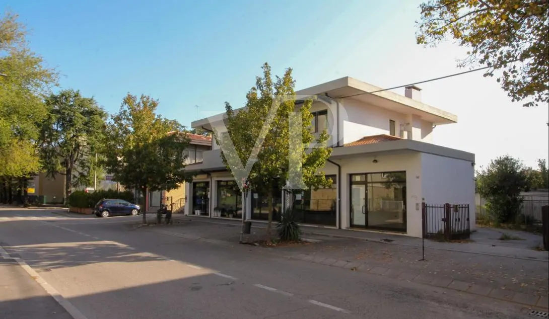 Intera palazzina con 4 unità commerciali al piano terra e 2 uffici al piano primo