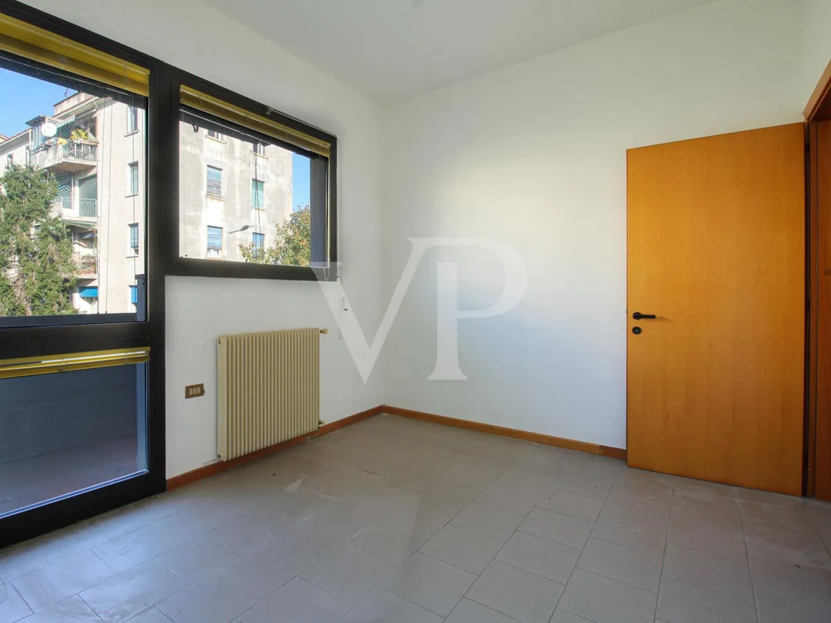 Das gesamte Gebäude mit 4 Gewerbeeinheiten im Erdgeschoss und 2 Büros im ersten Stock