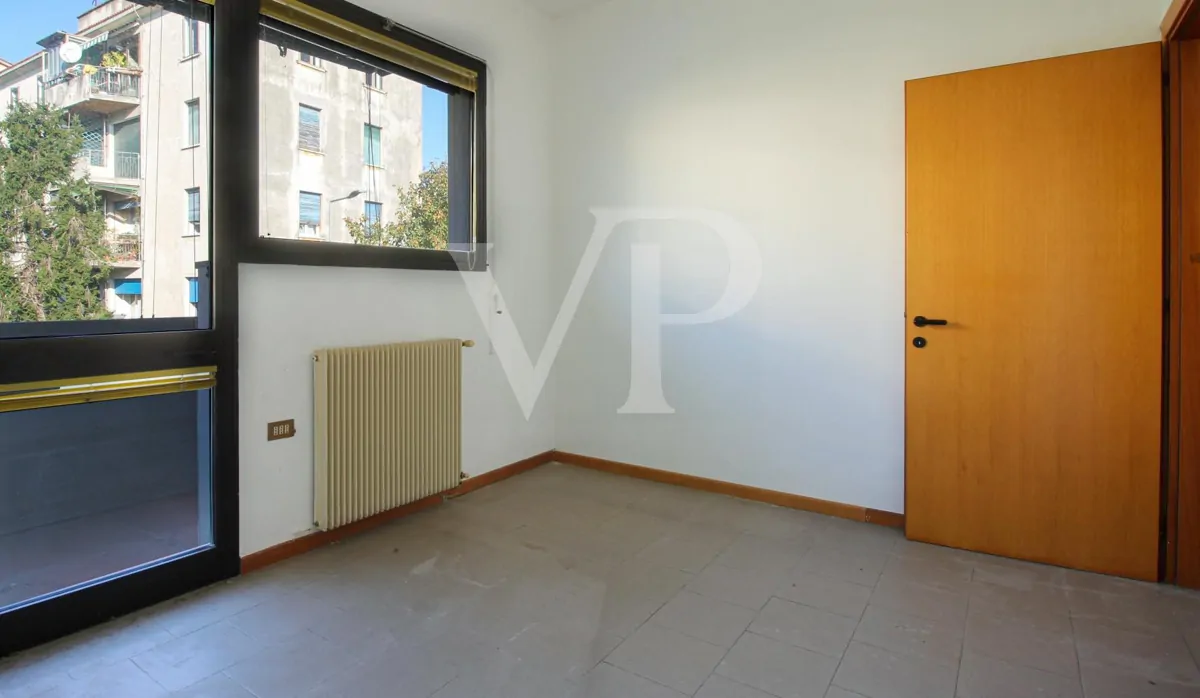 Intera palazzina con 4 unità commerciali al piano terra e 2 uffici al piano primo