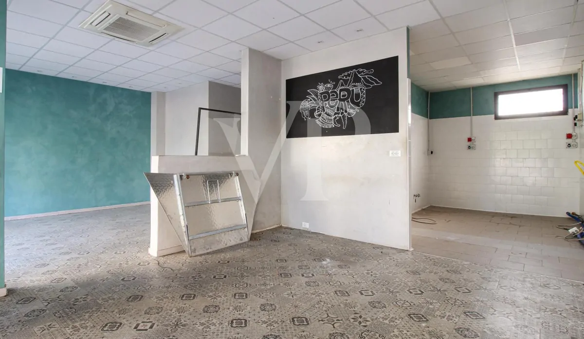 Intera palazzina con 4 unità commerciali al piano terra e 2 uffici al piano primo