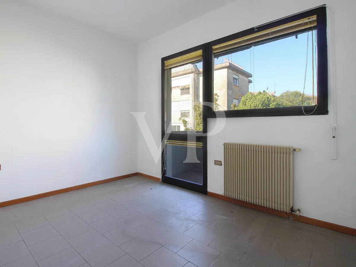 Das gesamte Gebäude mit 4 Gewerbeeinheiten im Erdgeschoss und 2 Büros im ersten Stock