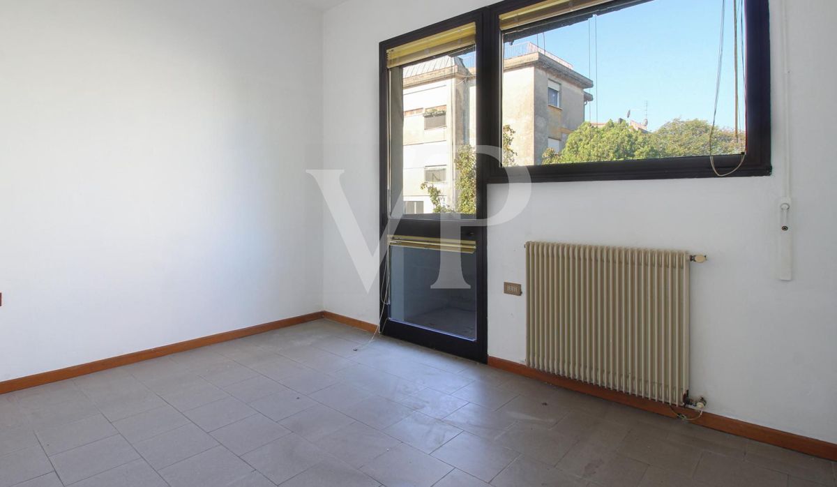 Intera palazzina con 4 unità commerciali al piano terra e 2 uffici al piano primo