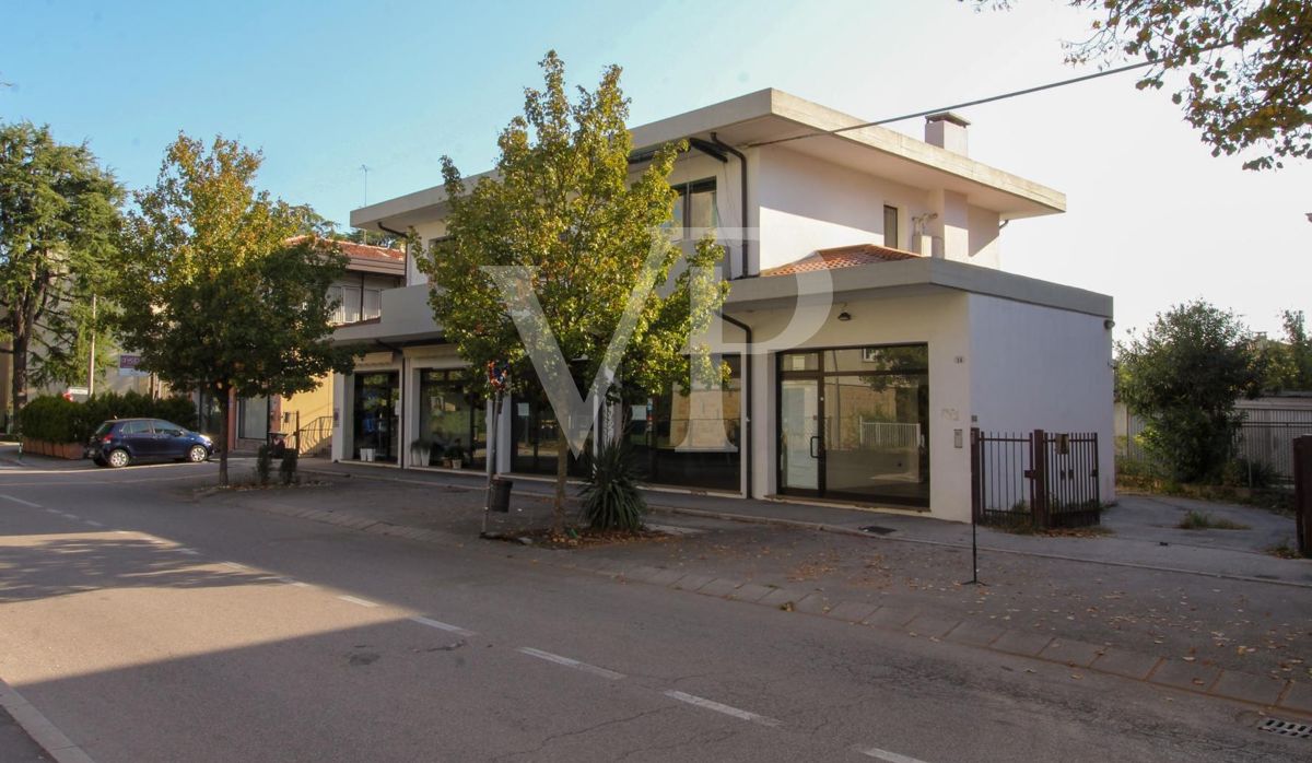 Intera palazzina con 4 unità commerciali al piano terra e 2 uffici al piano primo