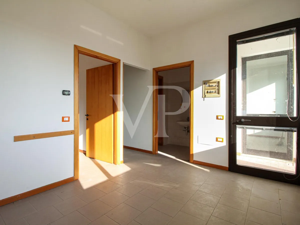 Das gesamte Gebäude mit 4 Gewerbeeinheiten im Erdgeschoss und 2 Büros im ersten Stock