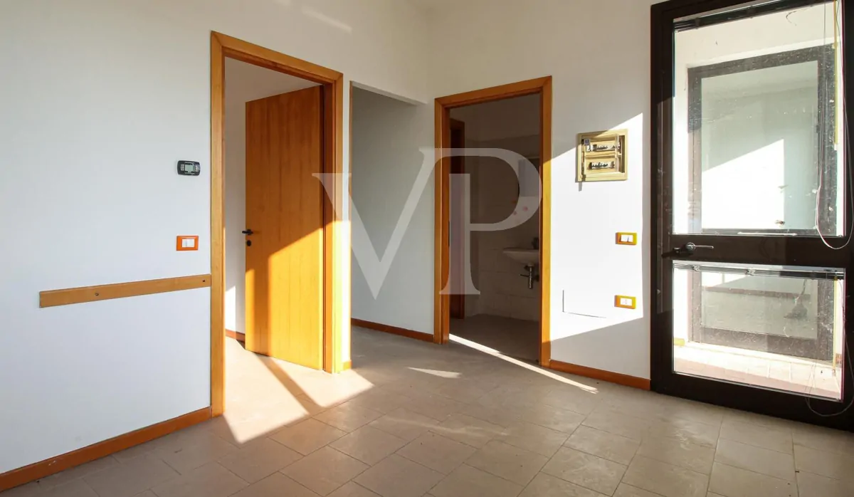 Intera palazzina con 4 unità commerciali al piano terra e 2 uffici al piano primo