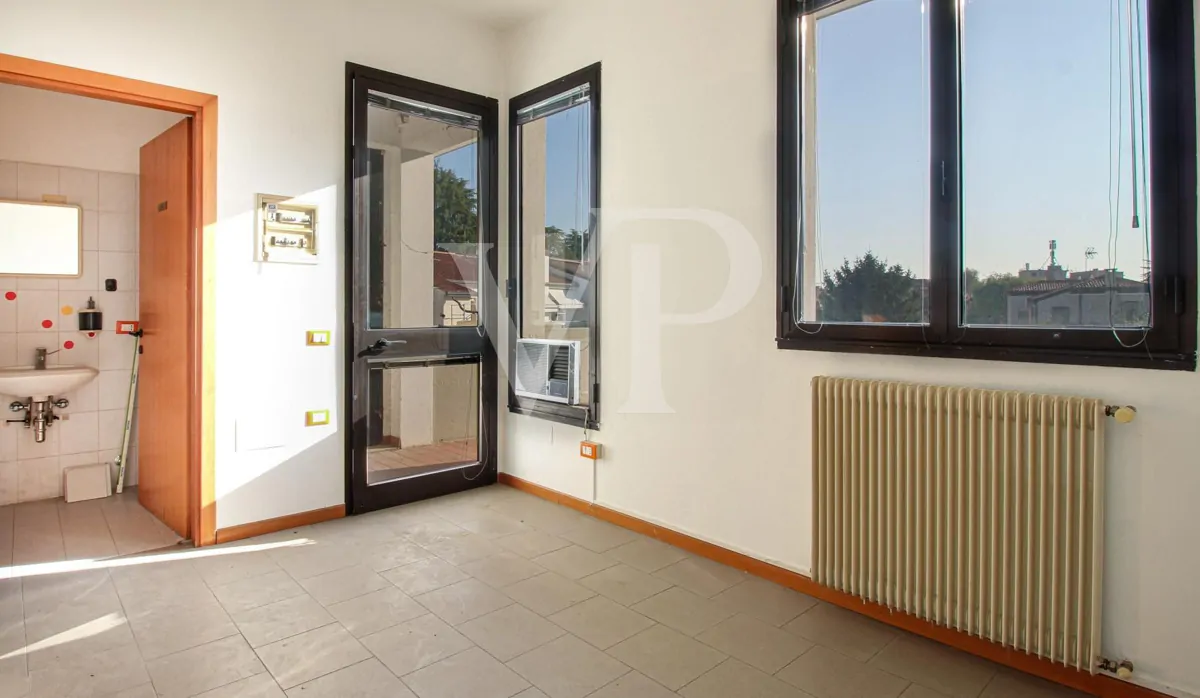 Intera palazzina con 4 unità commerciali al piano terra e 2 uffici al piano primo