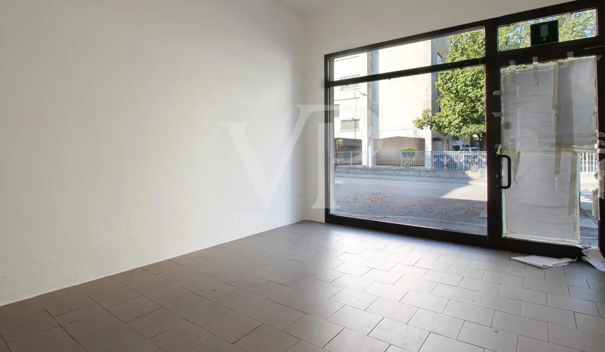 Intera palazzina con 4 unità commerciali al piano terra e 2 uffici al piano primo