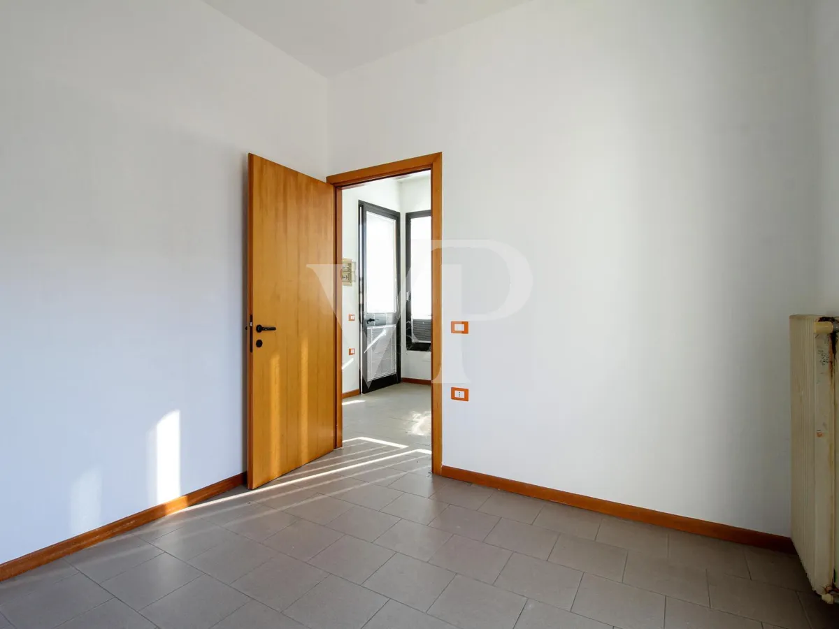 Das gesamte Gebäude mit 4 Gewerbeeinheiten im Erdgeschoss und 2 Büros im ersten Stock