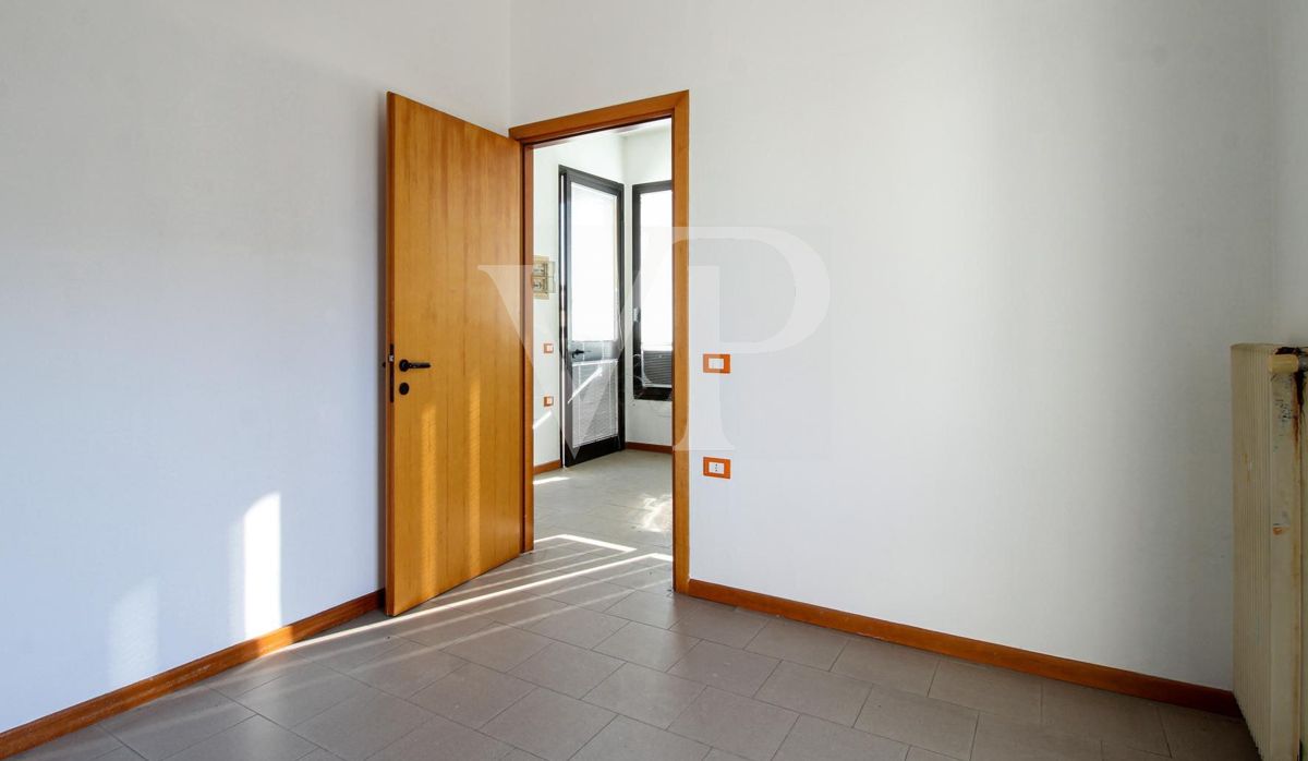 Intera palazzina con 4 unità commerciali al piano terra e 2 uffici al piano primo