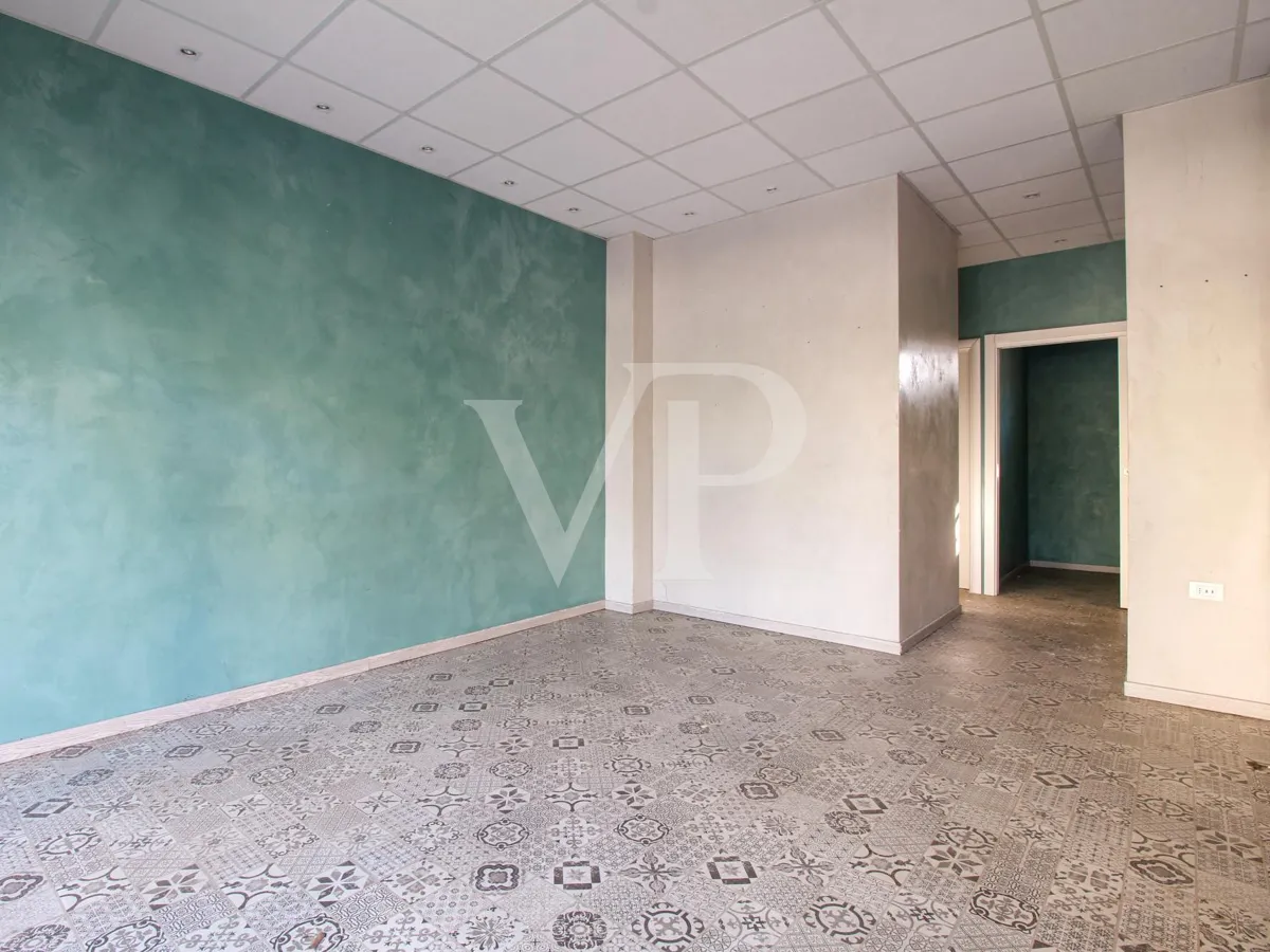 Das gesamte Gebäude mit 4 Gewerbeeinheiten im Erdgeschoss und 2 Büros im ersten Stock