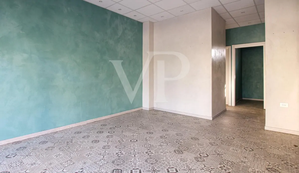 Intera palazzina con 4 unità commerciali al piano terra e 2 uffici al piano primo