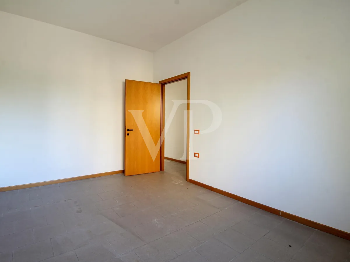 Das gesamte Gebäude mit 4 Gewerbeeinheiten im Erdgeschoss und 2 Büros im ersten Stock