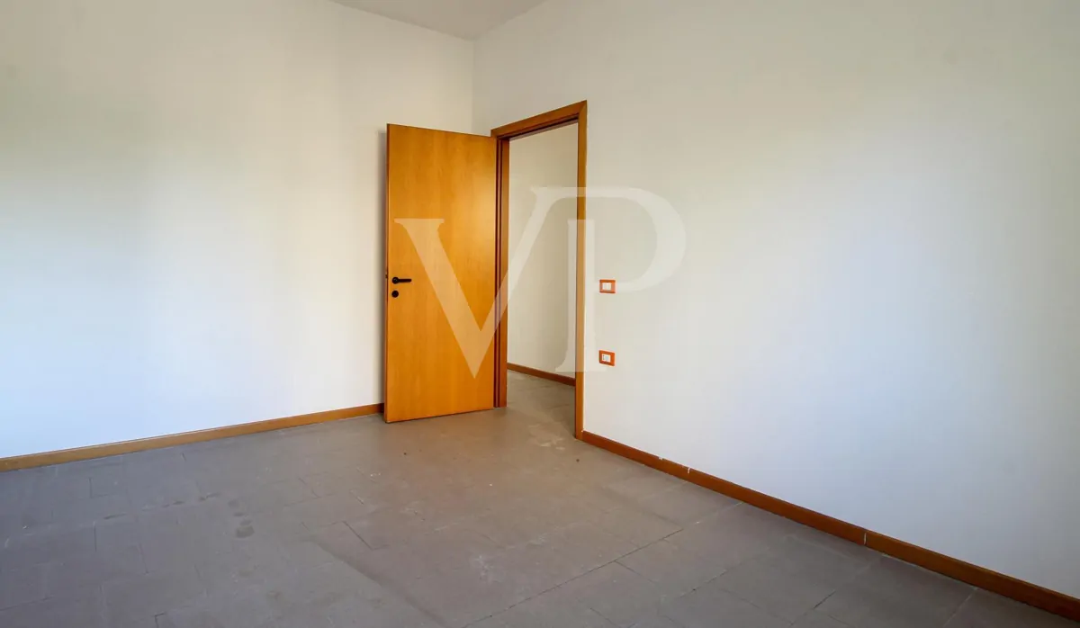 Intera palazzina con 4 unità commerciali al piano terra e 2 uffici al piano primo