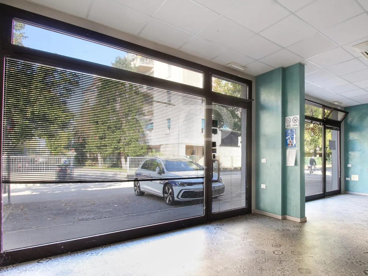 Das gesamte Gebäude mit 4 Gewerbeeinheiten im Erdgeschoss und 2 Büros im ersten Stock