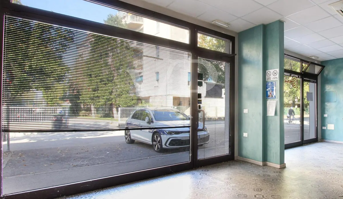 Intera palazzina con 4 unità commerciali al piano terra e 2 uffici al piano primo