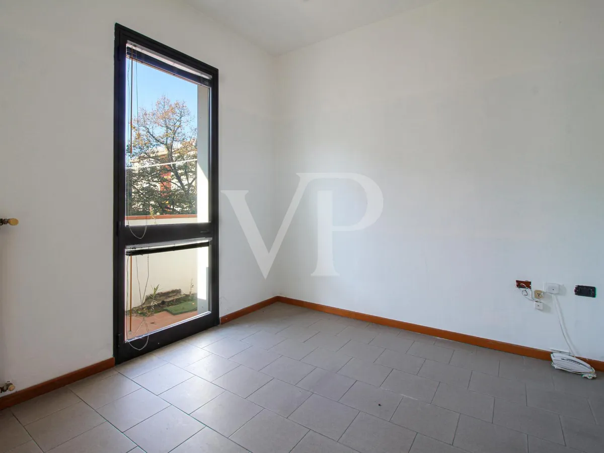 Das gesamte Gebäude mit 4 Gewerbeeinheiten im Erdgeschoss und 2 Büros im ersten Stock