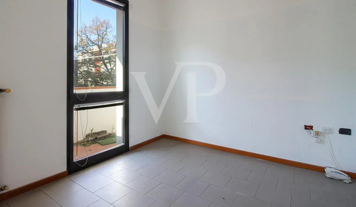 Intera palazzina con 4 unità commerciali al piano terra e 2 uffici al piano primo