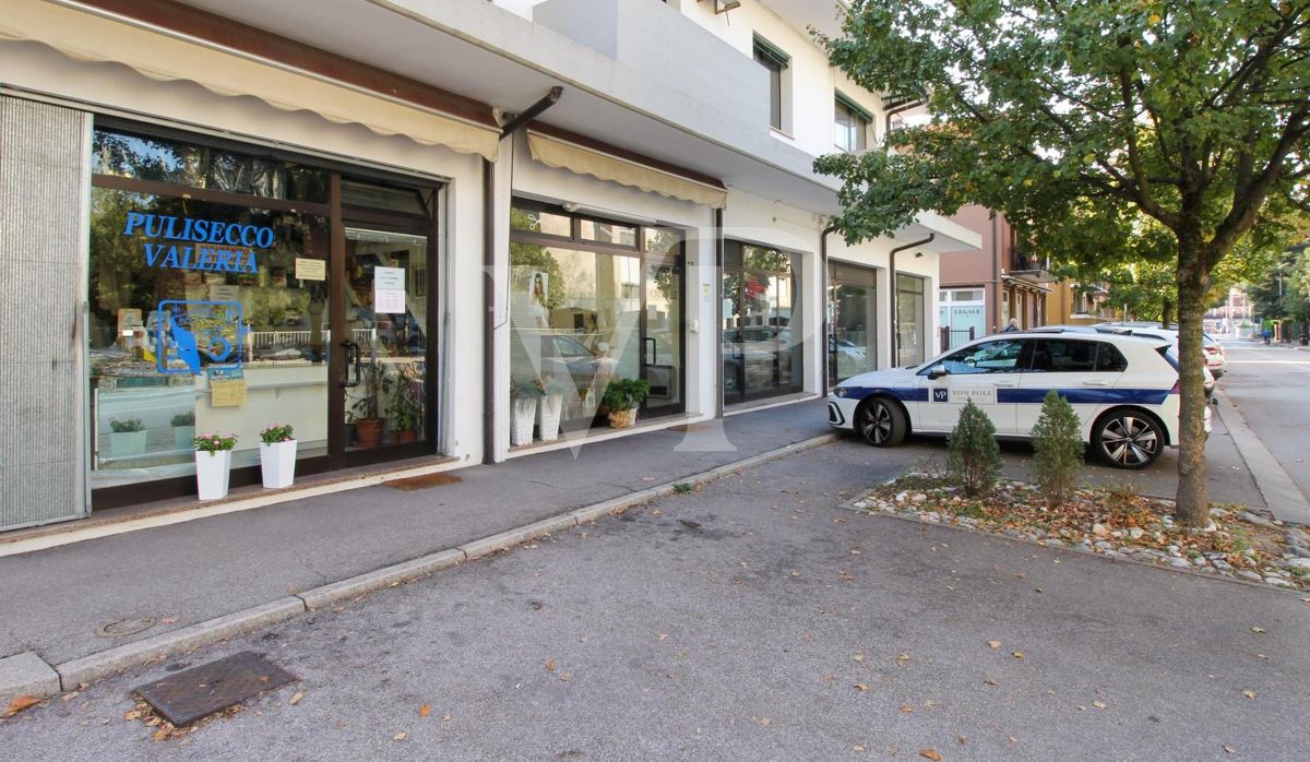 Intera palazzina con 4 unità commerciali al piano terra e 2 uffici al piano primo