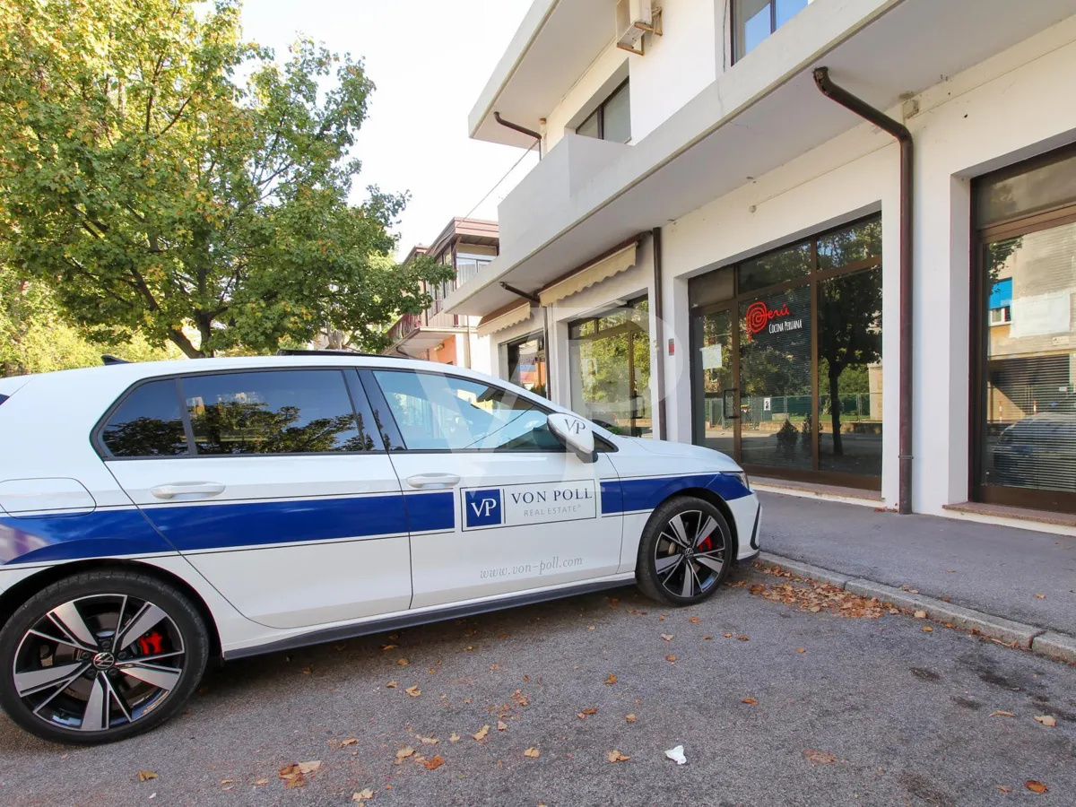 Das gesamte Gebäude mit 4 Gewerbeeinheiten im Erdgeschoss und 2 Büros im ersten Stock