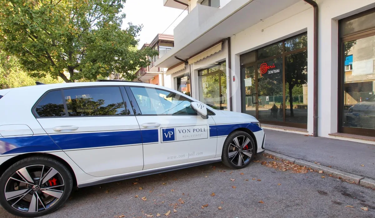 Intera palazzina con 4 unità commerciali al piano terra e 2 uffici al piano primo