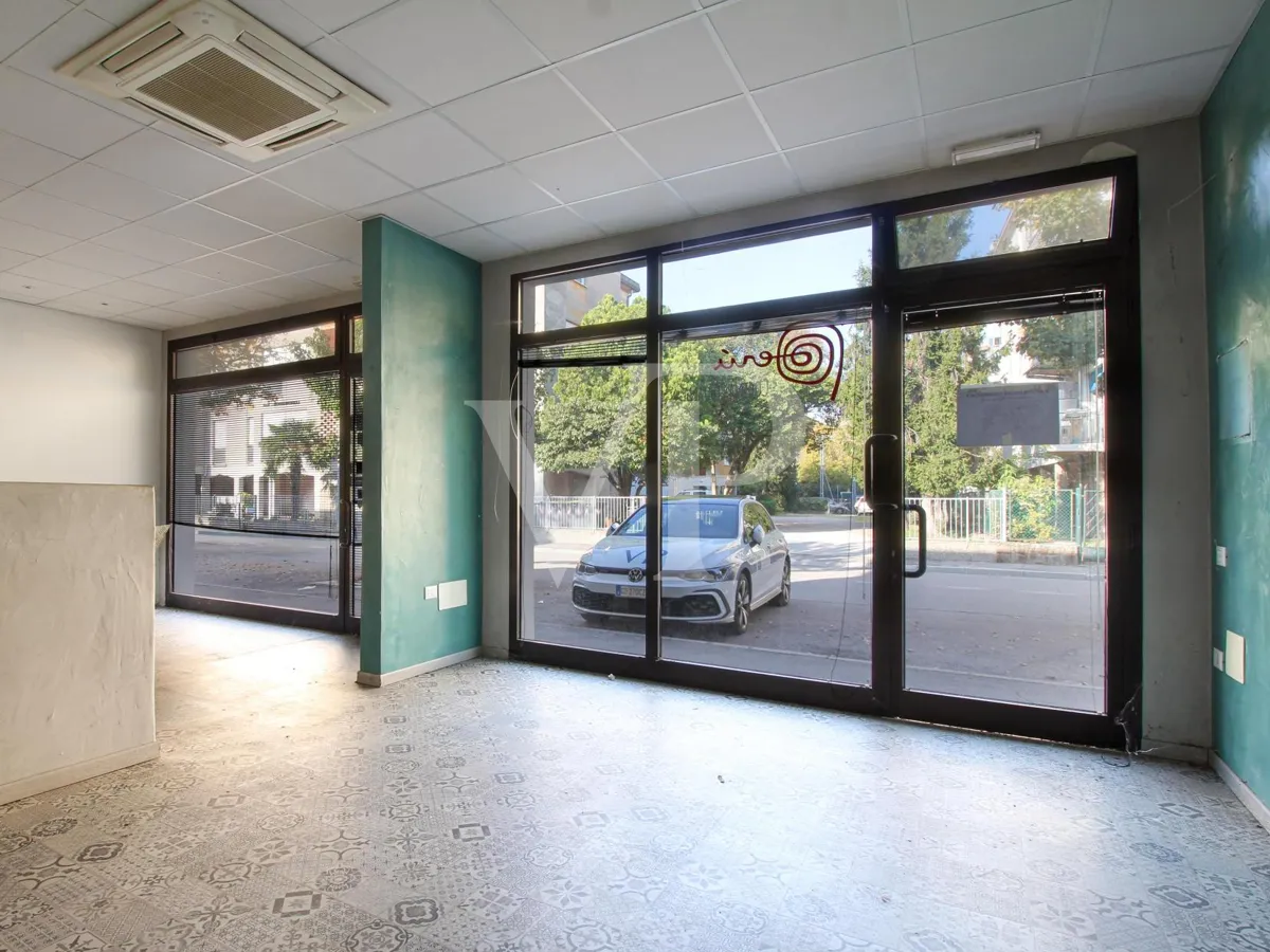 Das gesamte Gebäude mit 4 Gewerbeeinheiten im Erdgeschoss und 2 Büros im ersten Stock