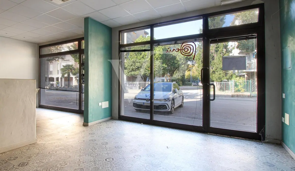 Intera palazzina con 4 unità commerciali al piano terra e 2 uffici al piano primo