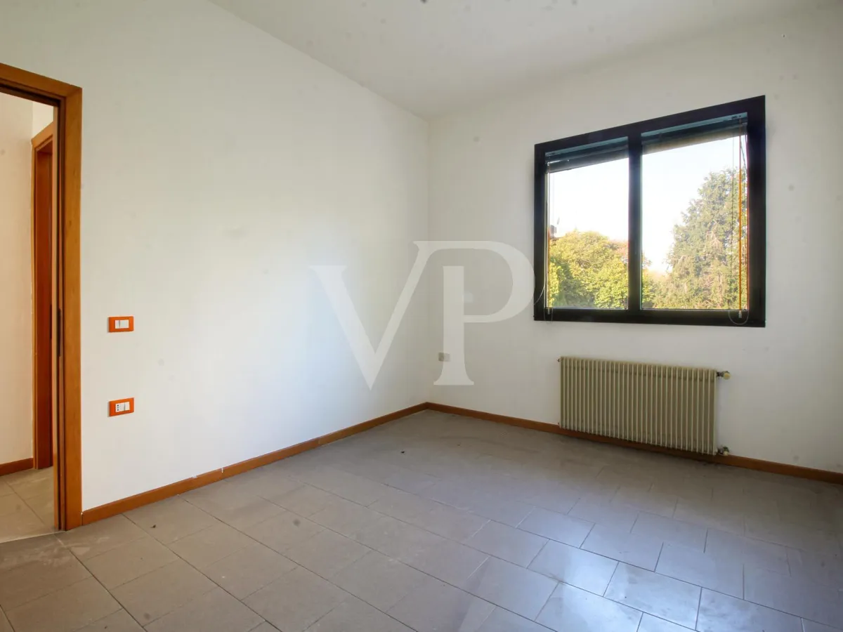 Das gesamte Gebäude mit 4 Gewerbeeinheiten im Erdgeschoss und 2 Büros im ersten Stock