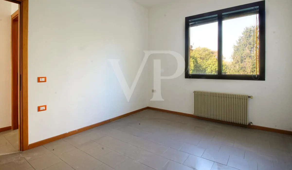 Intera palazzina con 4 unità commerciali al piano terra e 2 uffici al piano primo