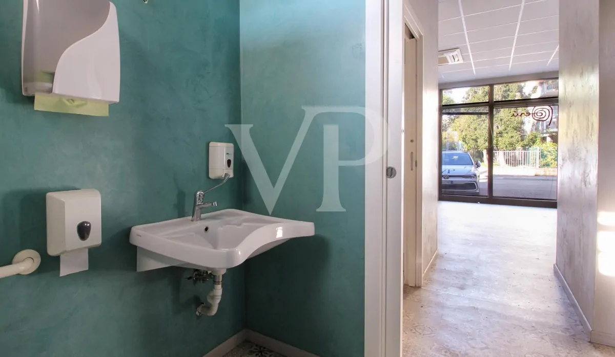 Intera palazzina con 4 unità commerciali al piano terra e 2 uffici al piano primo