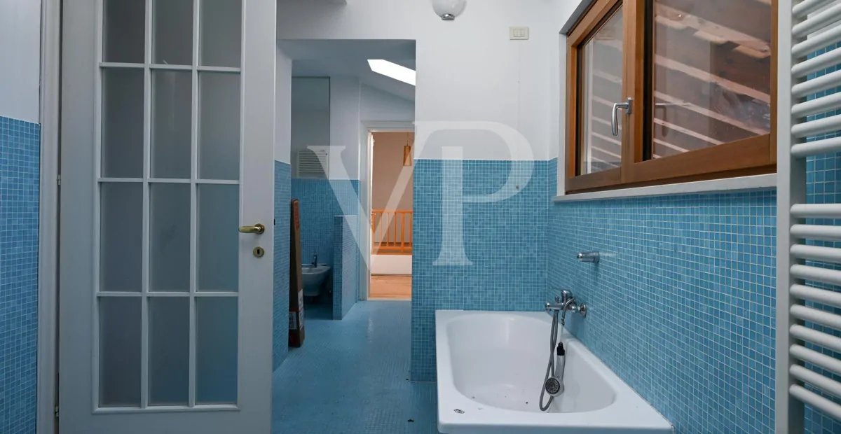 Elegante villa en una posición panorámica