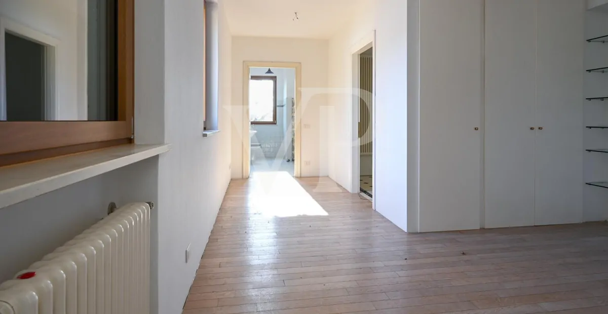 Elegante villa en una posición panorámica