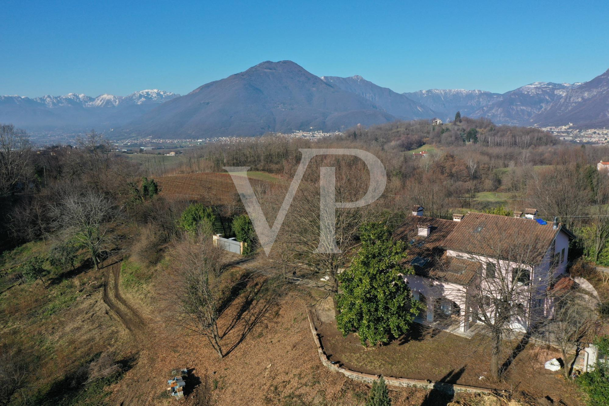 Elegante Villa in posizione panoramica