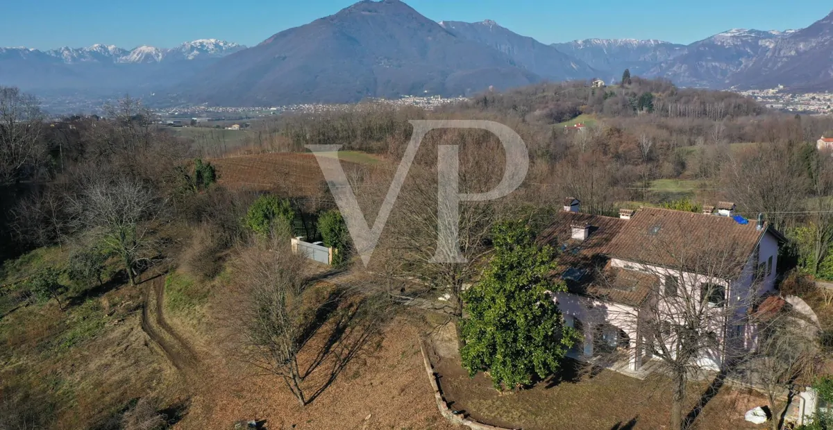 Elegante villa en una posición panorámica
