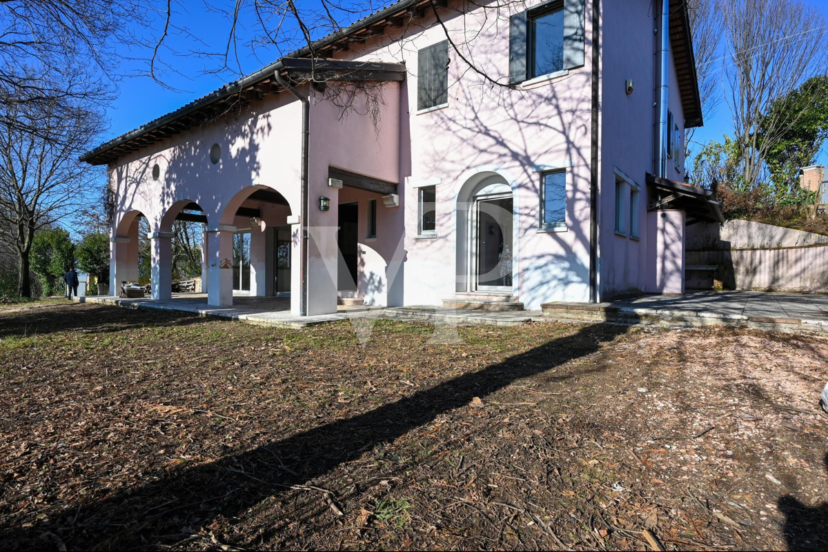 Elégante villa en position panoramique