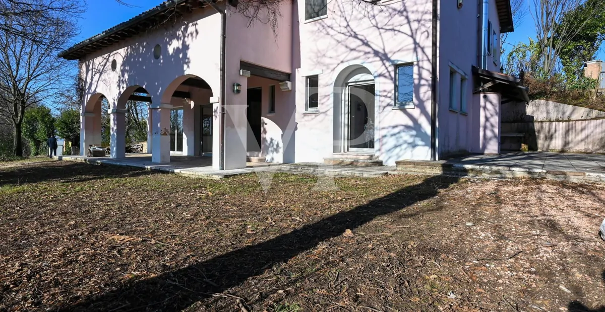 Elegante villa en una posición panorámica