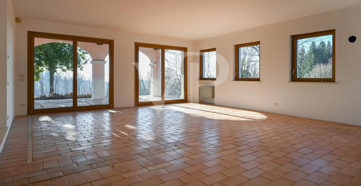 Elegante villa en una posición panorámica