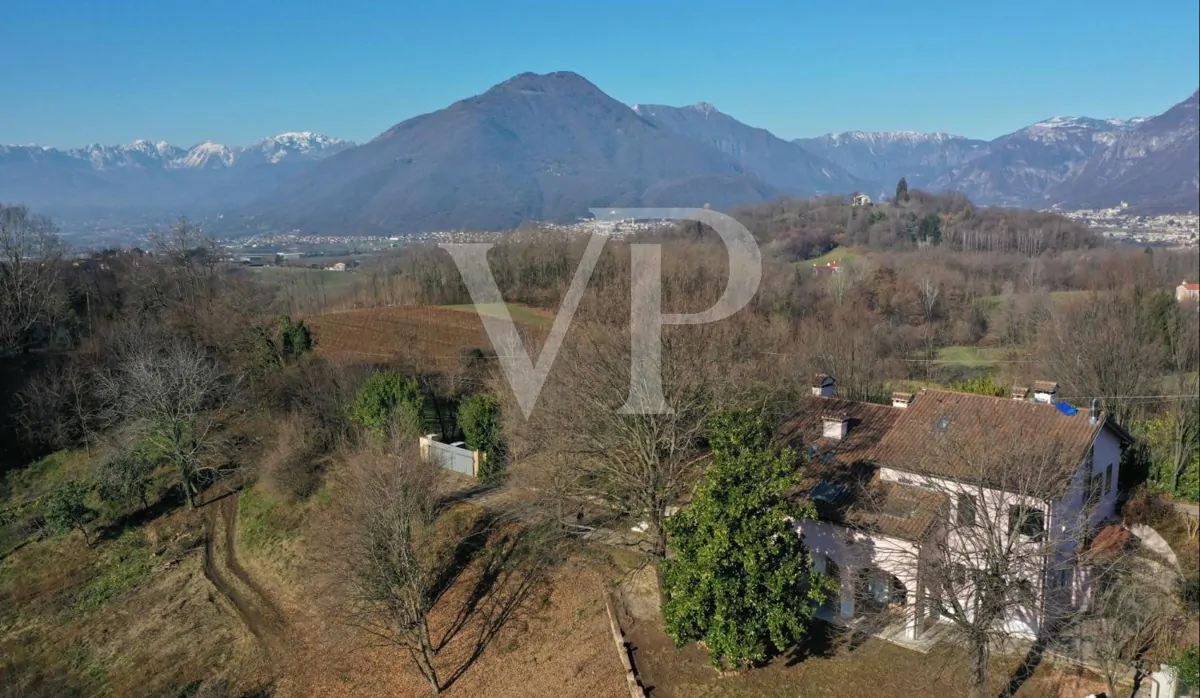 Elegante villa en una posición panorámica