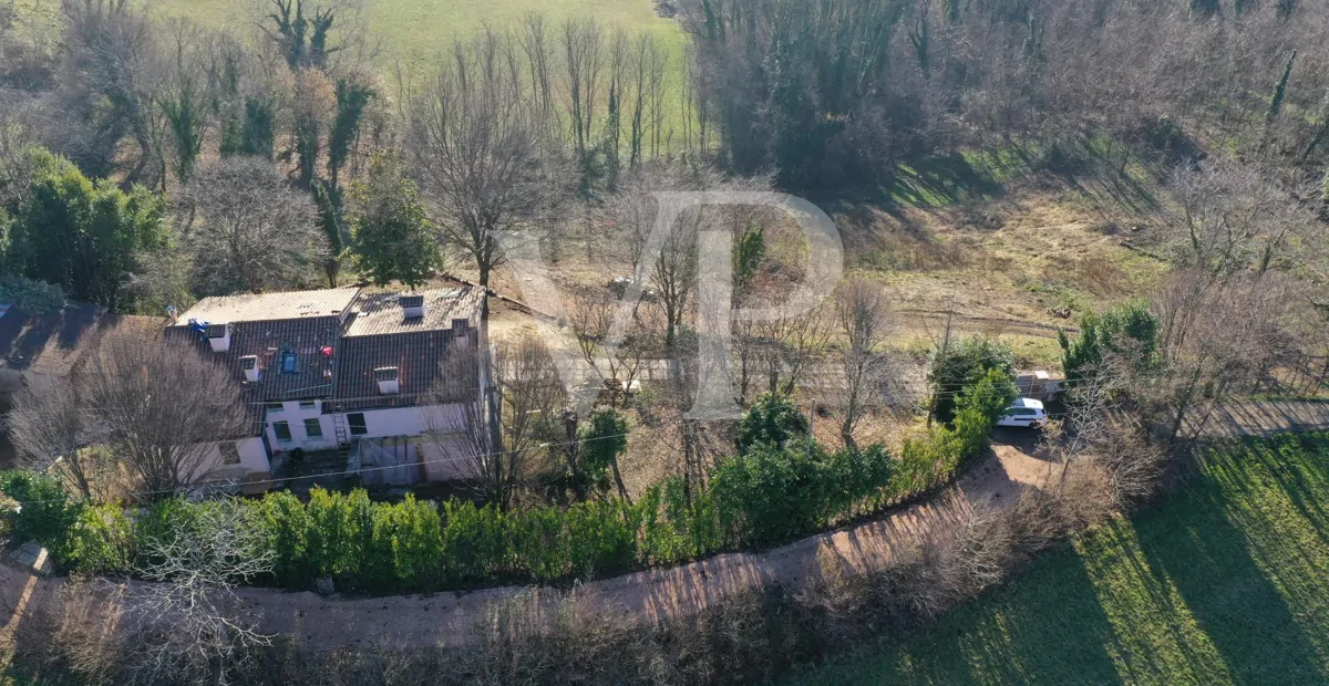Elegante villa en una posición panorámica