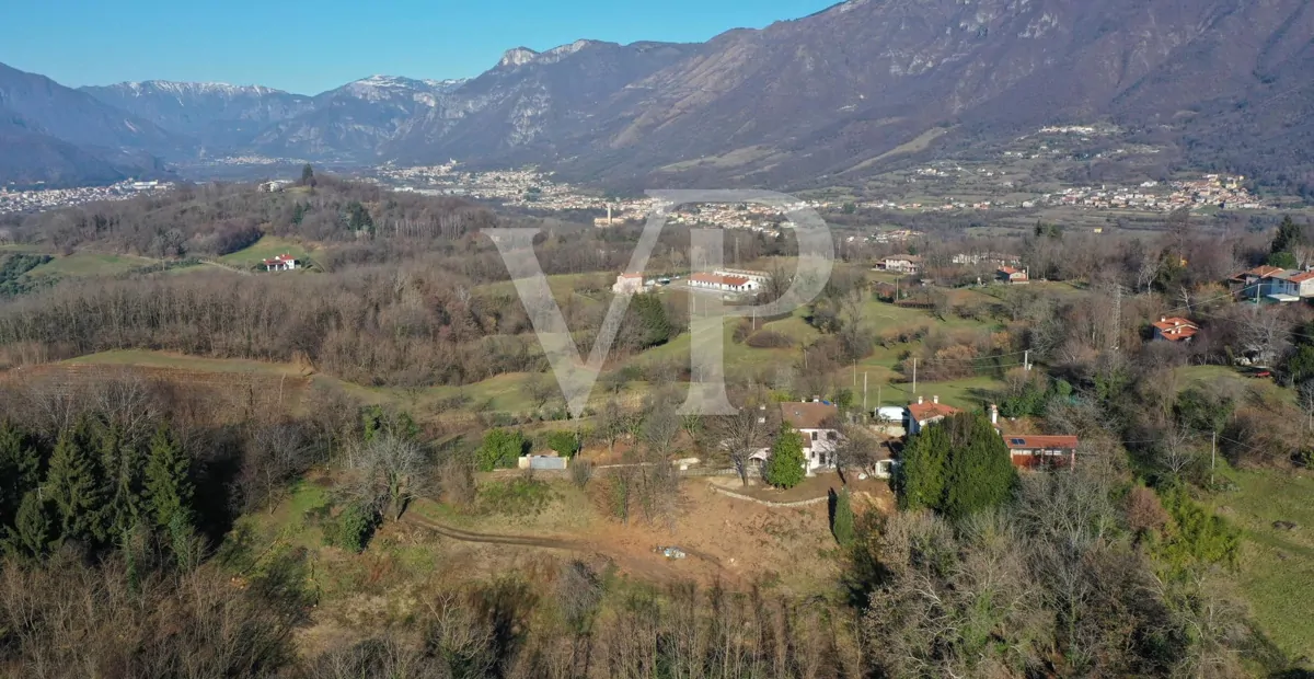 Elegante villa en una posición panorámica