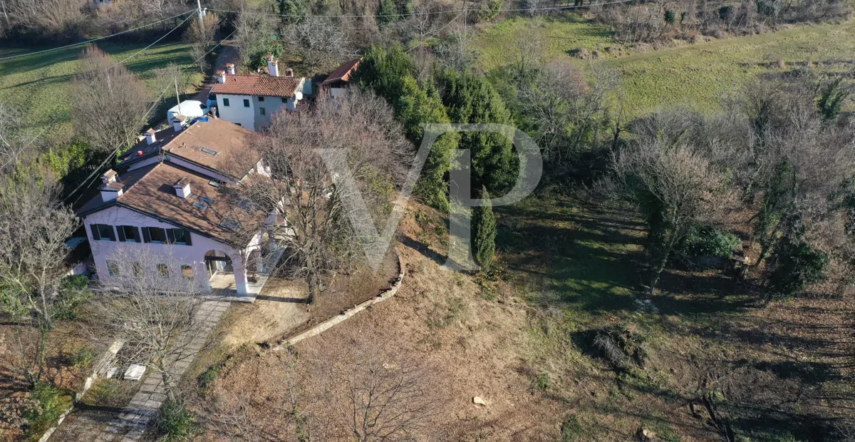 Elegante villa en una posición panorámica