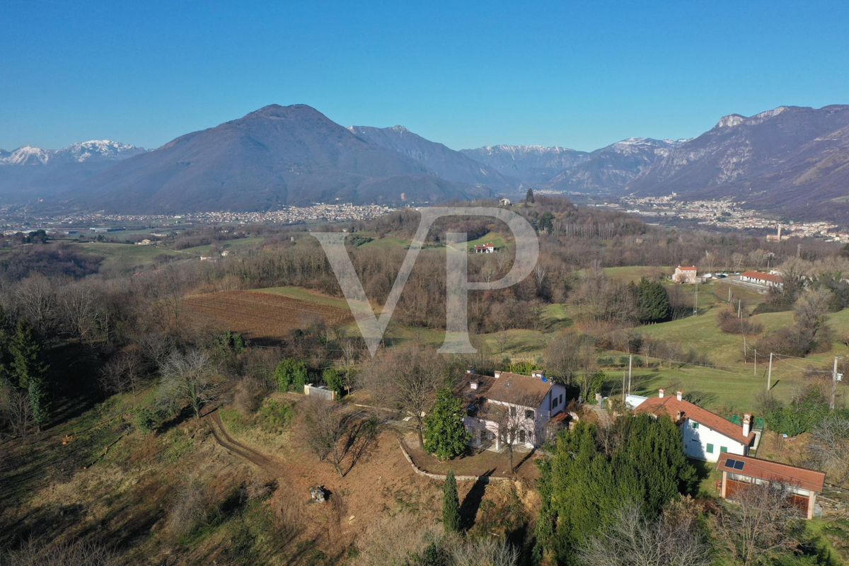 Elegant villa in a panoramic position