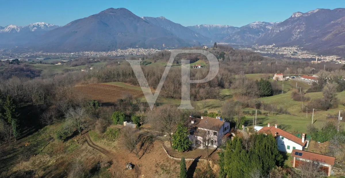 Elegante villa en una posición panorámica